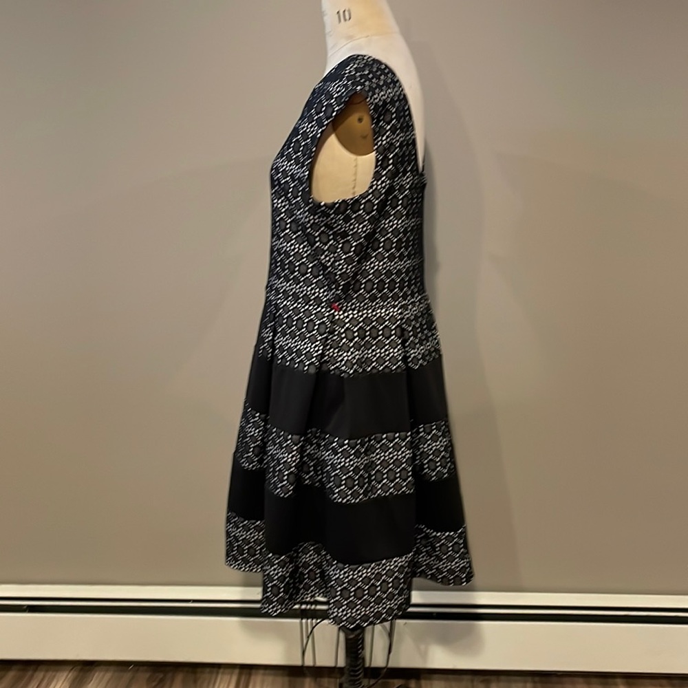 Tiana B sleeveless midi scoop neck fit and flare dress - Picture 3 of 8